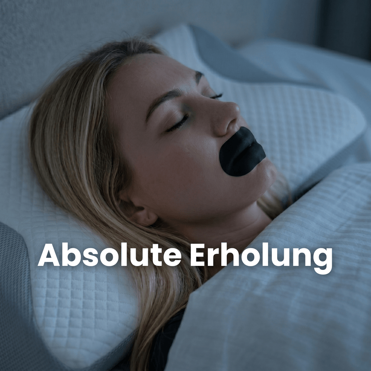 Frau schläft nachts mit schwarzem SleepTape Mundpflaster, Bildtext Absolute Erholung