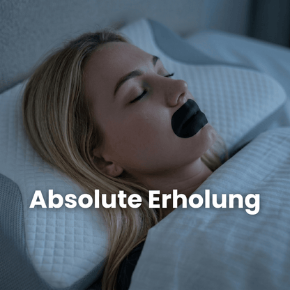 Frau schläft nachts mit schwarzem SleepTape Mundpflaster, Bildtext Absolute Erholung