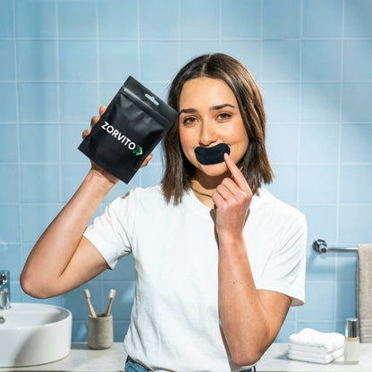 Frau im Badezimmer hält eine Zorvito SleepTape Packung, Pflaster auf dem Mund