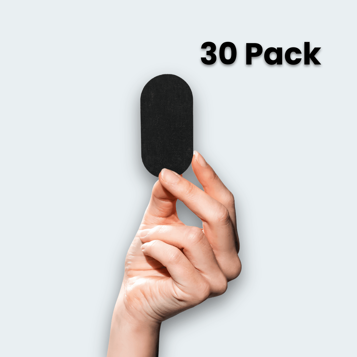 Schwarzes SleepTape Mundpflaster zwischen zwei Fingern, 30er-Packung