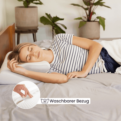 Frau schläft in Seitenlage auf dem SleepFit Kissen, mit Hinweis auf den bei 30 Grad waschbaren Bezug